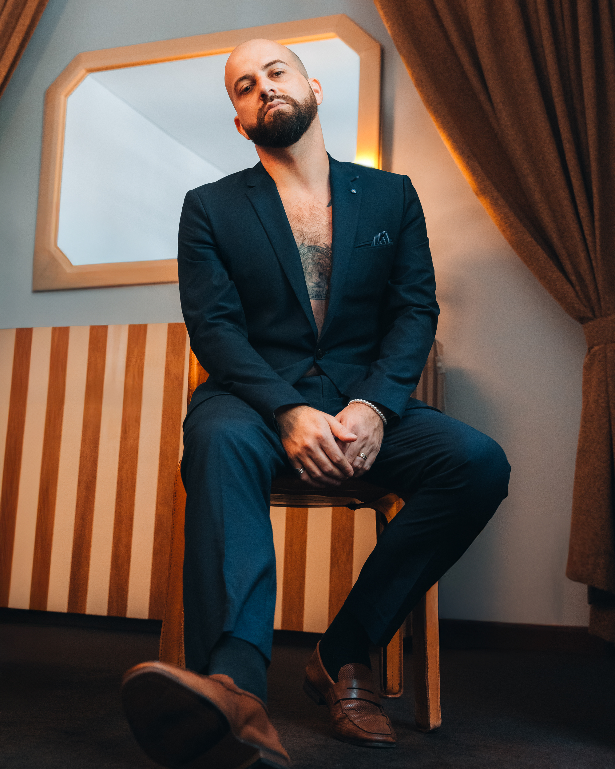 PHILIP LA ROSA GLOWS IN GLITTER & GOLD